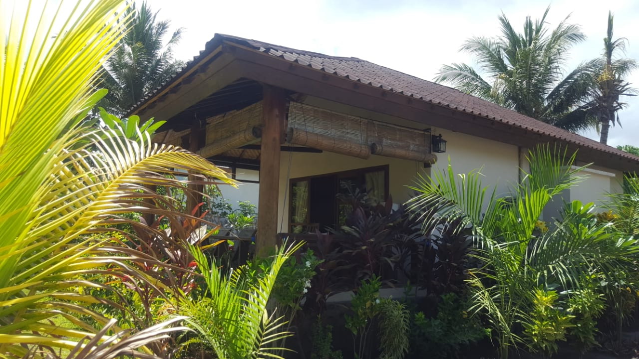 Waiara Village Gästehaus auf Flores in Indonesien - Tropischer Garten un Strand (Maumere Bay)