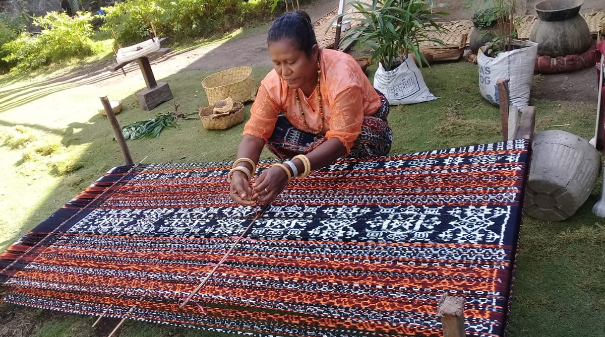Ikat Weben in Maumere Flores Indonesia