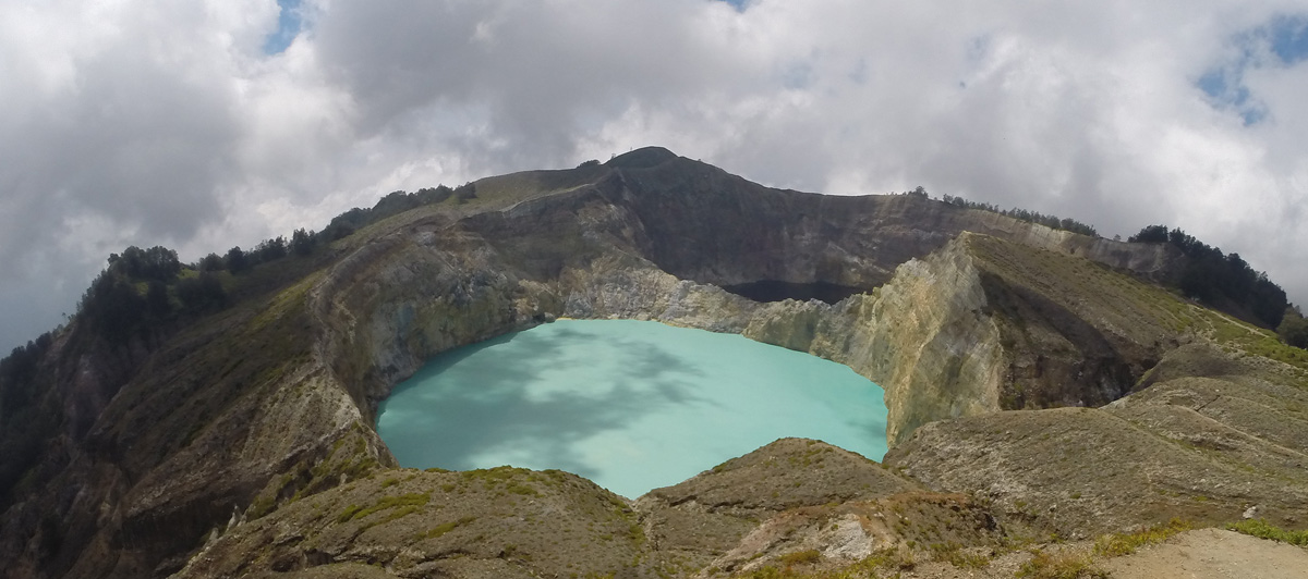 Vulkan Kelimutu mit 3farbigen die Farben ständig wechselnden Kraterseen